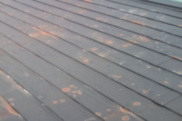 陽気屋本舗の屋根塗装サビイメージ